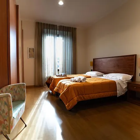 勒库波利娜酒店 *